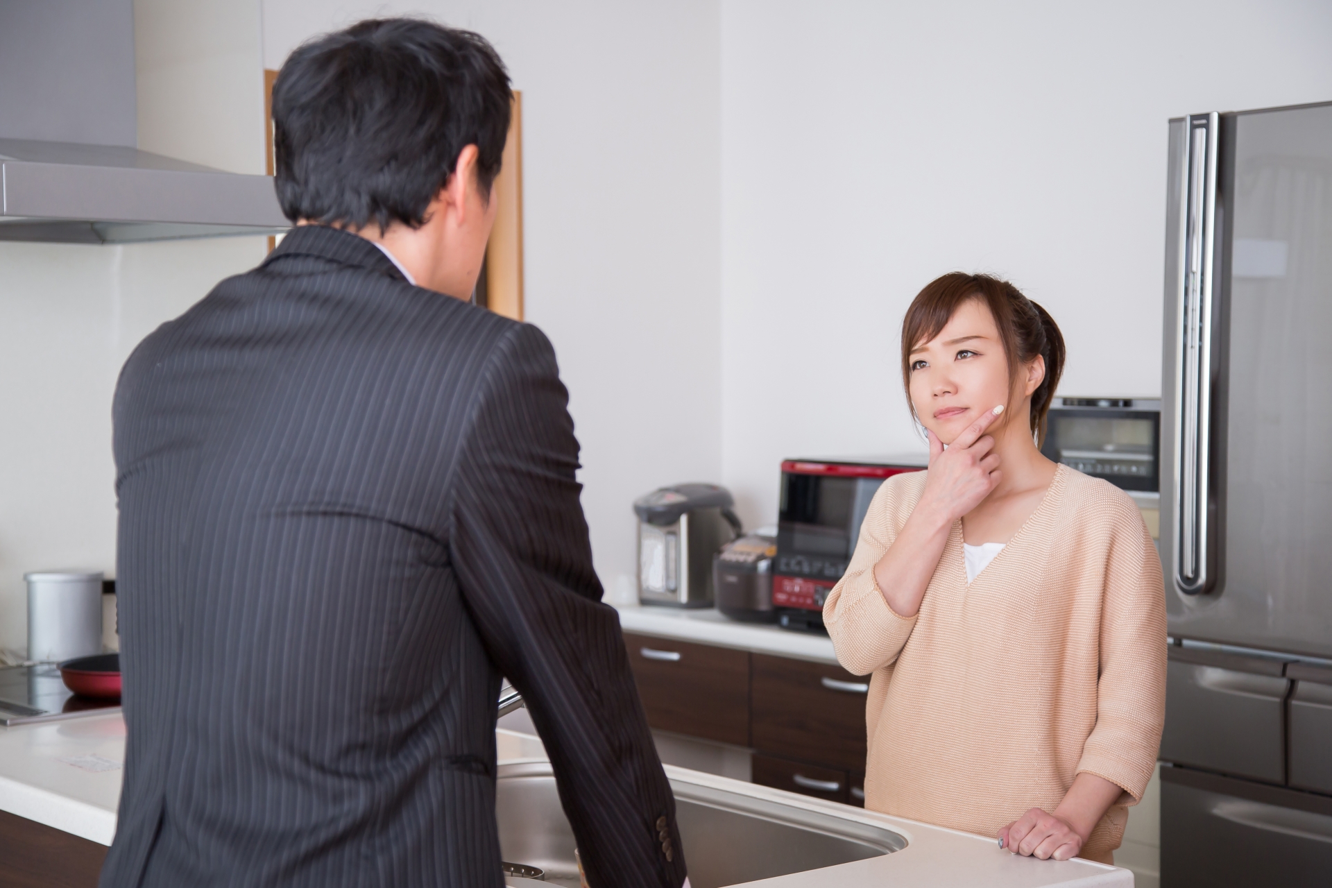 夫の出張を疑った妻の決断：探偵が明かした意外な真実とは？