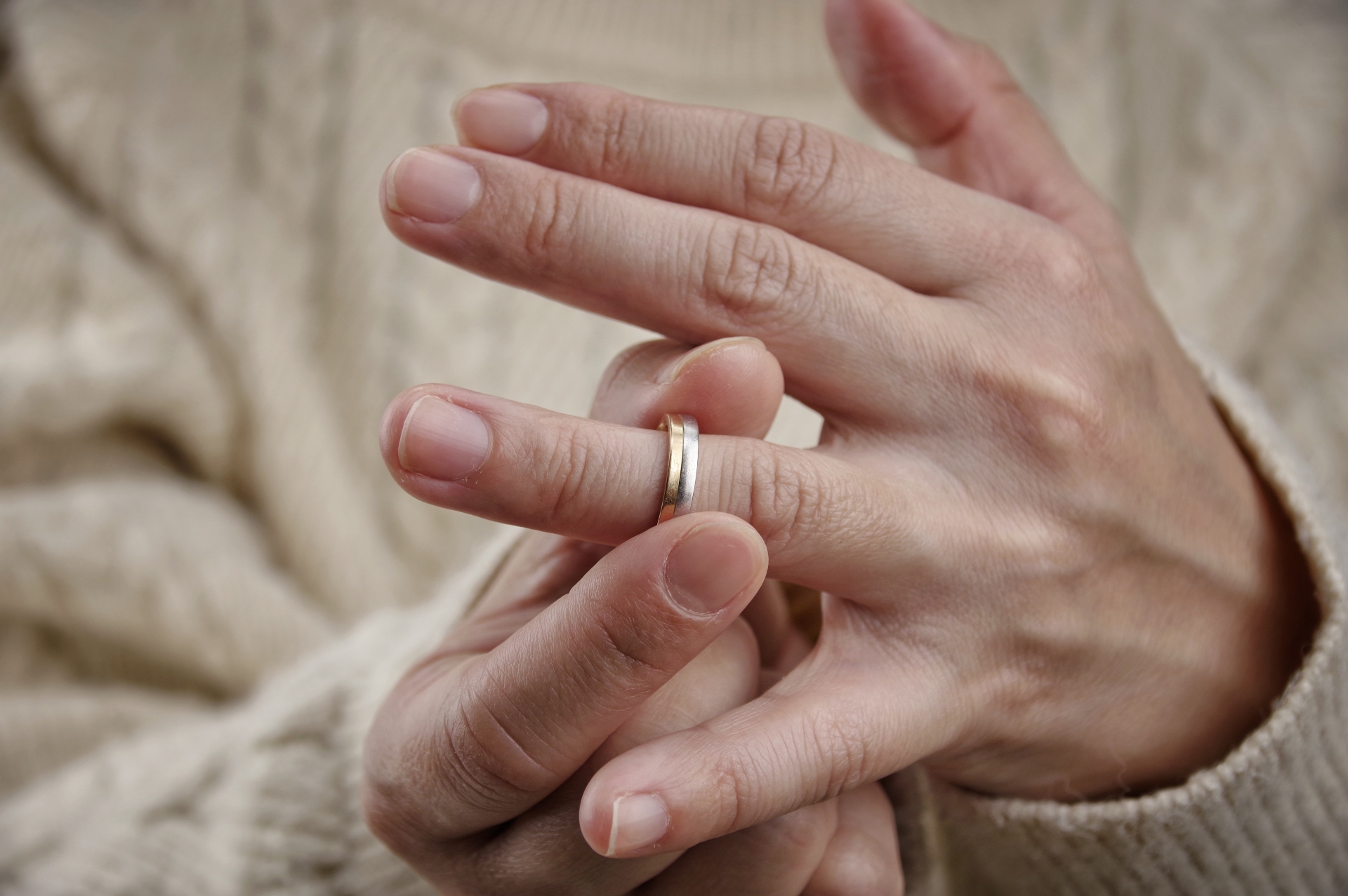 家出をした妻が趣味でつながった男と不倫・・・