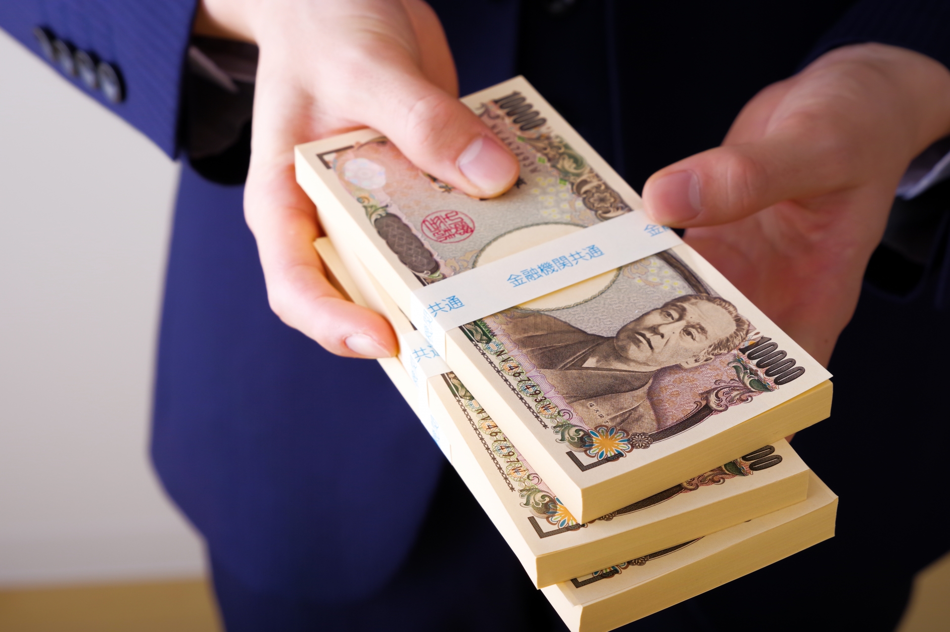 横領の疑惑を行った社員の素行を調査